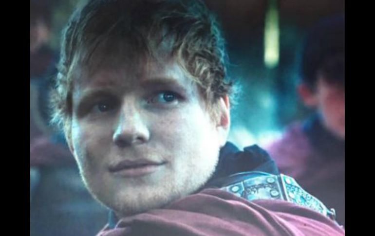 En la escena, el artista aparece cantando junto a una fogata en el bosque. INSTAGRAM / teddysphotos