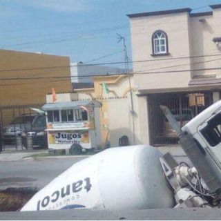 Socavón devora camión en calles de Reynosa
