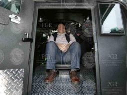 El abogado Pablo Campuzano de la Mora llegó al hangar de la en espera de la llegada de su cliente, Javier Duarte. NTX / PGR