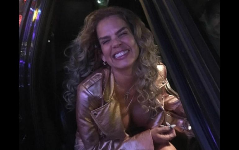 Niurka posó en una piscina, sobre un flotante con forma de cisne. INSTAGRAM / realniurka