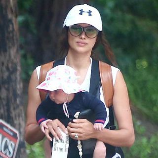 Captan a Irina Shayk paseando con su bebé