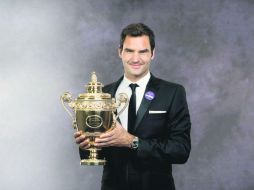 A sus 35 años y después de recuperarse de una severa lesión de rodilla, Roger Federer demustra que sigue siendo una fuerza importante. EFE / R. Martin