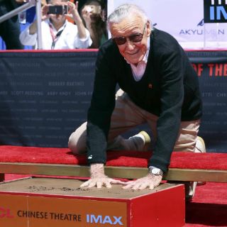 Stan Lee, leyenda de Marvel, plasma sus huellas en Hollywood
