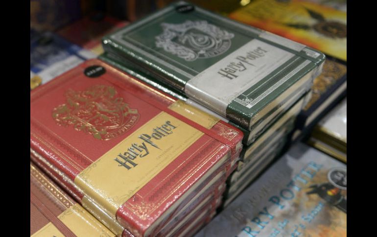 'Harry Potter: A History of Magic. The book of the exhibition' y 'Harry Potter, a Journey Through a History of Magic', son los títulos. AFP / ARCHIVO