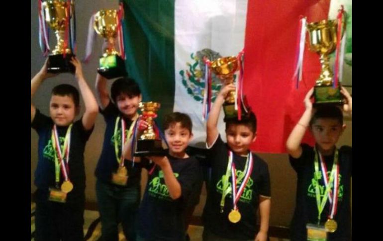 Los niños se adjudicaron el título de Grand Champion al resolver 70 operaciones aritméticas en cinco minutos. TWITTER /