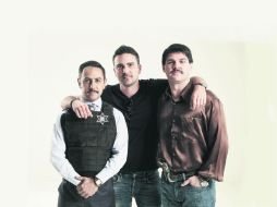 De izquierda a derecha, el actor Humberto Busto; el productor, Daniel Posada y Marco de la O, protagonista de la serie. ESPECIAL /