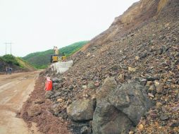 En el tramo Ramal-Compostela, a la altura del kilómetro 38 y 39, se observó el trabajo con maquinaria para retirar el material rocoso. EL INFORMADOR / M. Vargas