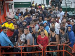 Llegan al puerto de Barbate (Cádiz), los 60 inmigrantes rescatados cuando viajaban en las proximidades de la playa de la Mangueta. EFE / R. Ríos