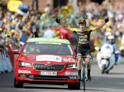 Primoz Roglic celebra tras ganar en solitario la etapa 17 del Tour. EFE / G. Horcajuelo