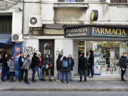 Compradores hacían fila para adquirir la droga, por primera vez de forma legal. AP / M. Campodonico