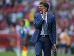El estratega argentino no se confía por las ausencias que tendrá Chivas al inicio del torneo. MEXSPORT / ARCHIVO