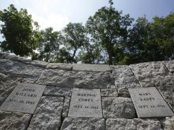 El monumento semicircular de piedra tiene inscrito el nombre de las personas ahorcadas en el sitio. AP / S. Savoia