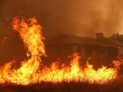 El siniestro que comenzó el domingo avanzó hacia las colinas que rodean Mariposa. AFP / J. Sullivan