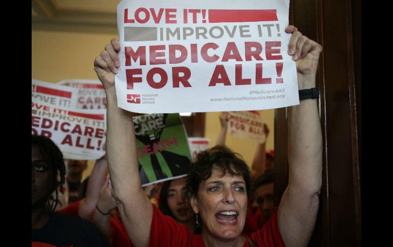 Manifestantes se pronuncian contra el proyecto republicano de cambiar la ley sanitaria en EU. AFP / A. Wong