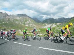 El pelotón, incluido el ciclista colombiano Rigoberto Urán (de jersey y casco verdes), durante el ascenso de ayer en los Alpes. AP /