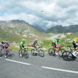 Urán acecha el liderato en el Tour de Francia