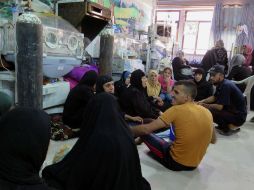 La sala de emergencia de pediatría del hospital Ibn al Azir se encuentra abarrotada de niños y familiares, muchos sentados en el suelo. EFE / J. Fuentelsaz