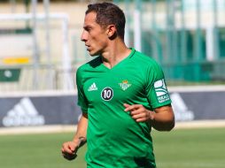 En el entrenamiento, el medio tapatío se pone el dorsal ''10'' tan significativo en el mundo del futbol. TWITTER / @RealBetis