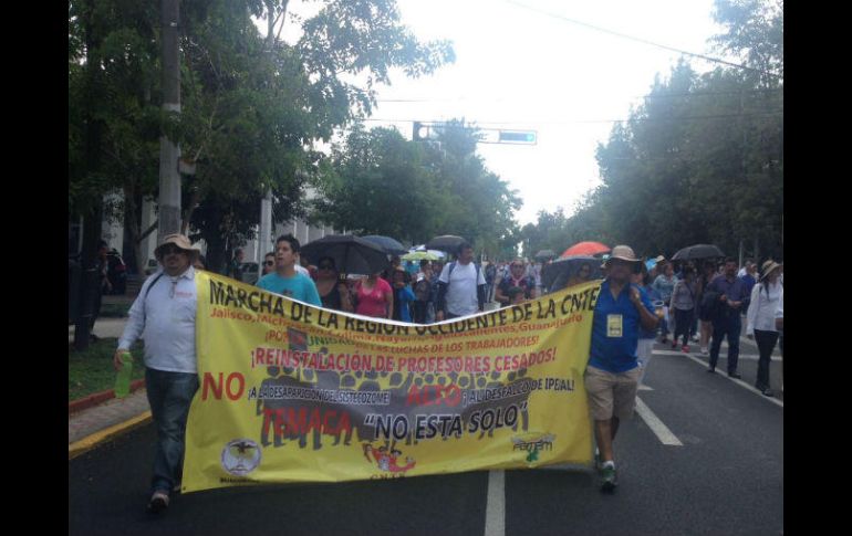 La marcha en sentido contrario en av. Vallarta tiene como destino Palacio de Gobierno. EL INFORMADOR / D. Jiménez