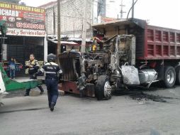 Fueron quemados cinco vehículos pesados y 25 mototaxis  para impedir el paso en las avenidas. TWITTER / @SSP_CDMX