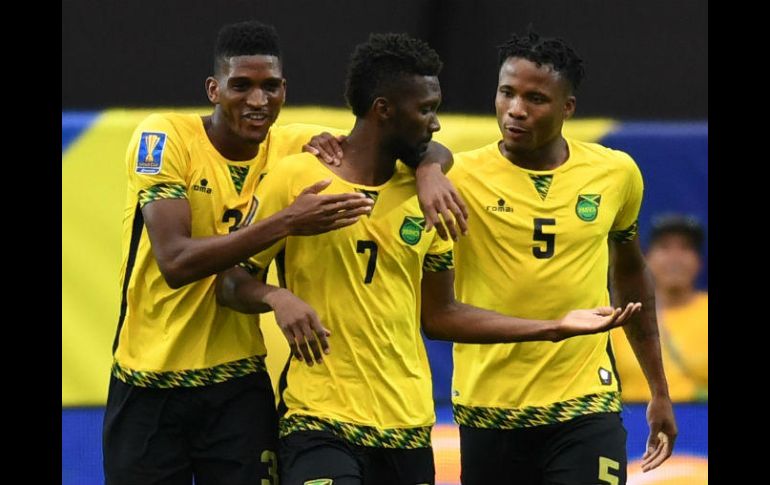 Shaun Francis (C) celebra con sus compañeros el primer gol de Jamaica. AFP / R. Beck
