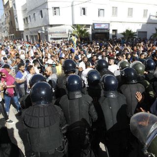 Chocan policías y manifestantes en Marruecos; hay 83 heridos