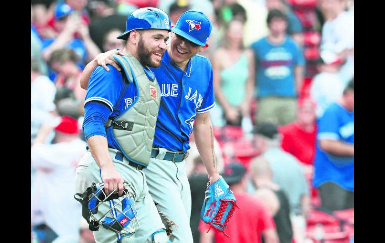 Avante. Roberto Osuna (der.) festeja con su receptor Russel Martin, despúes de firmar su rescate 24 del año. AFP / M. Meyer