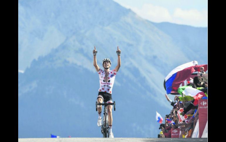Festejo. El francés Warren Barguil celebra antes de cruzar la meta en primer lugar ayer en la etapa 18. AFP /