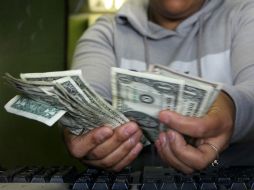 El tipo de cambio para solventar obligaciones denominadas en moneda extranjera pagaderas en el país se ubica en 17.5260 pesos. AFP / ARCHIVO
