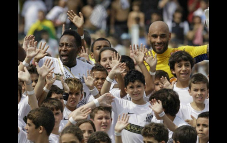 'No aguanto más, pero estoy convencido de mi lucha', dice el hijo del ídolo brasileño (D). AP / ARCHIVO