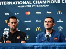 Tanto Valverde (D) como Sergio Busquets (I) esperan que Neymar continúe defendiendo los colores de la ciudad condal. AFP /