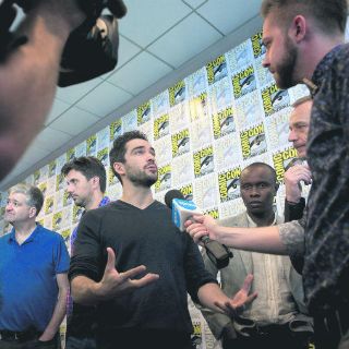 Alfonso Herrera exorciza a la Comic-Con