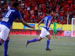 El jugador Édgar Méndez (d), de Cruz Azul, celebra la anotación de un gol. EFE / A. Zepeda