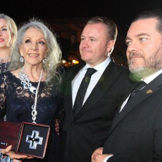 Isela Vega recibe la Cruz de Plata en Guanajuato