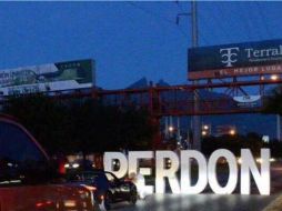 En la avenida Lázaro Cárdenas se podía observar la palabra y a un hombre con un ramo de flores. TWITTER / @eddierogelio