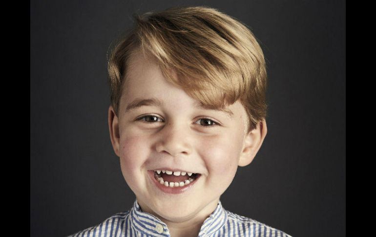 El pequeño príncipe aparece con una amplia sonrisa y portando una camisa de rayas blancas y azules. ESPECIAL / C. Jackson