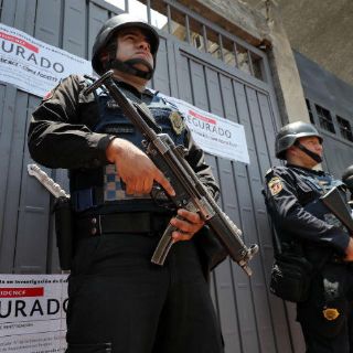 Sacan cajas y bolsas negras de la casa de ‘El Ojos’