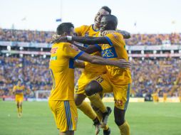 Jugadores de Tigres celebran su triunfo ante Puebla. MEXSPORT / J. Martínez