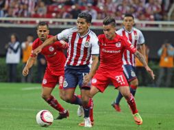 Acción del partido entre Chivas y Toluca en el Estadio Jalisco. MEXSPORT / E. Quintana