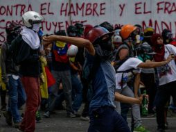 Las manifestaciones han dejado miles de heridos por la Guardia Nacional Bolivariana que intercepta las marchas ciudadanas. EFE / C. Hernández