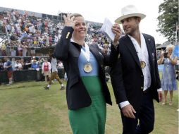 Kim Clijsters y Andy Roddick saludan a los aficionados durante la ceremonia de consagración. AP / E. Amendola