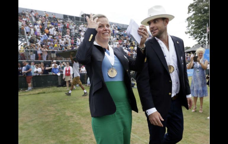 Kim Clijsters y Andy Roddick saludan a los aficionados durante la ceremonia de consagración. AP / E. Amendola