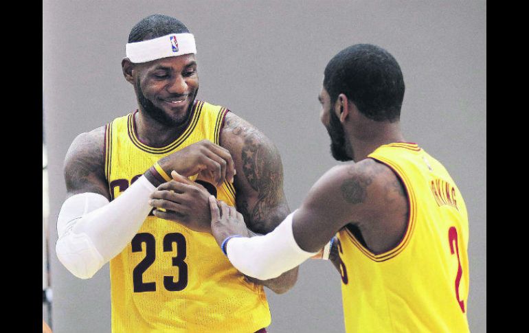 Aunque no entiende por qué Irving quiere dejar a los Cavs, LeBron (izq.) no hará nada para que el equipo retenga a su compañero. AP / ARCHIVO