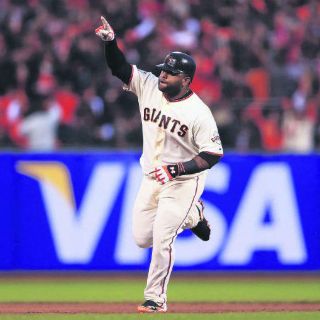 Panda con la cola entre las patas