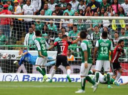 El remate de cabeza de Juan Pablo Vigón vence a William Yarbrough para poner adelante a los rojinegros. AFP / G. Becerra