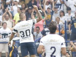 Al chileno le cometieron la falta en los linderos del área y él mismo se encargó de cobrar el tiro libre. SUN / ARCHIVO