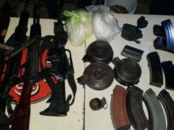 Entre lo decomisado están cinco armas largas, mil 920 cartuchos, 42 cargadores, una granada y droga. TWITTER / @MICHOACANSSP