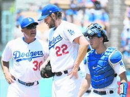 El pitcher de los Dodgers, Clayton Kershaw (#22), no pudo continuar en el juego de ayer ante los Bravos de Atlanta. AFP /