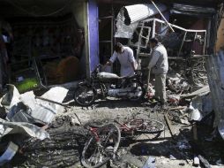 En el lugar de la explosión, tres vehículos y 15 tiendas quedaron gravemente dañados. AP / M. Hossaini