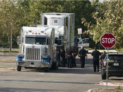 Policías estadounidenses inspeccionan el tráiler donde encontraron encerrados a docenas de inmigrantes. EFE / D. Abate